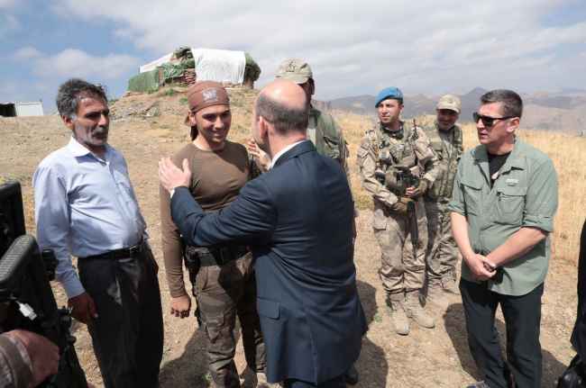 İçişleri Bakanı Soylu Yüksekova Kalana Üs Bölgesinde